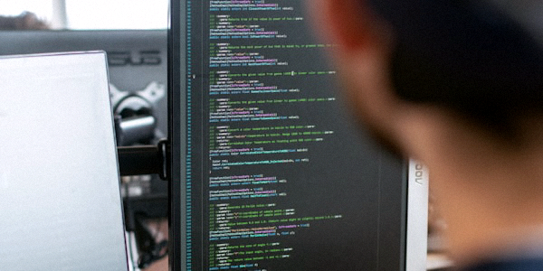 24小时在线技术支持团队通过电脑和电话为用户提供VPN问题解答的服务场景