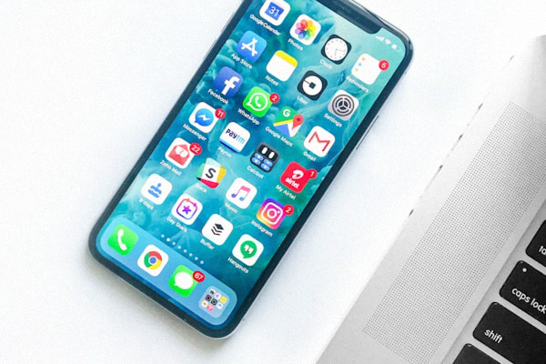 智能手机上同时运行快连VPN Android和iOS客户端的对比展示